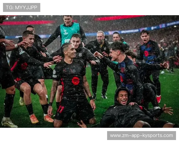 巴萨连续传导撕裂防守，拉菲尼亚射门再中一球